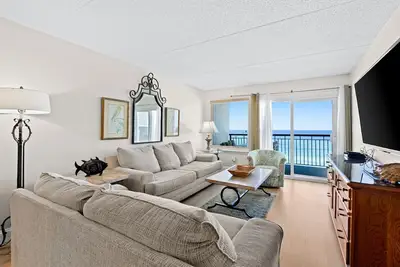 Image de Amazing beachfront condo with Gulf views, pool, & beach service
