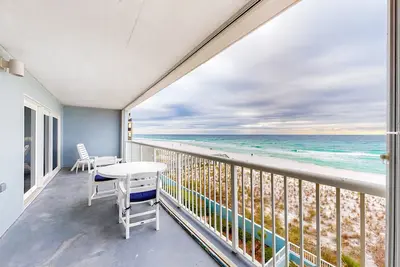 Image de Fourth floor oceanfront condo with pool access, washer/dryer, and central Ac