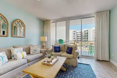 Image de Spacious Third-Floor Condo Beach Chairs & Umbrella Walk-In Shower