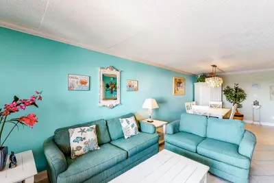 Image de Comfortable waterfront condo with beach chairs - close to dining