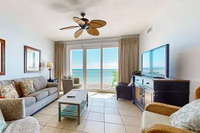Image de 7th-floor condo directly on the beach with Gulf-front pool