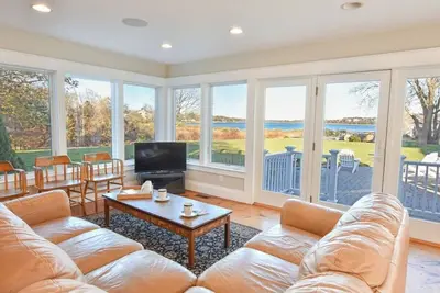Image de Quintessential Captain's House w\/ Water Views!