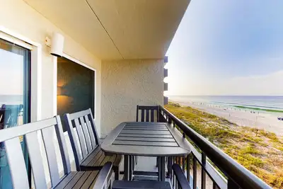 Image de Great beachfront condo, pool & tennis courts - quick drive to dining
