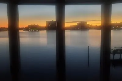 Image de Bay Window Beauty on Mandalay Channel