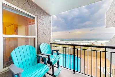 Image de Cozy Gulf-front condo with 2 beach chairs - short distance to entertainment