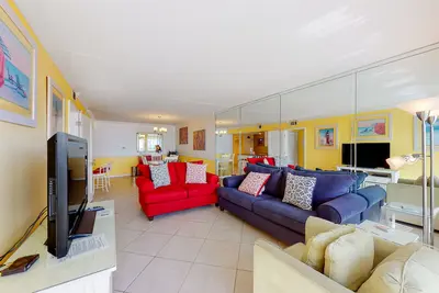Image de Open 2nd-floor condo with amazing views, beach service, & walkable locale