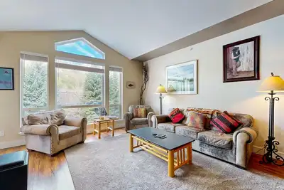 Image de Cozy mountain-view condo with furnished deck, hot tub, & gym - walk to lifts