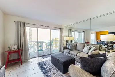 Image de Coastline condo with pool, elevator, beach setup included, quick drive to dining