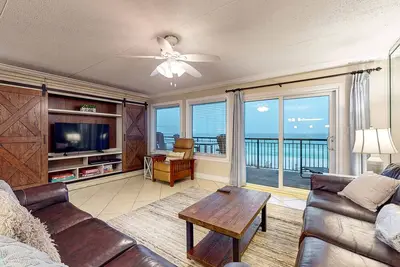 Image de Third-floor bright Gulf front condo with dreamy views - close to everything
