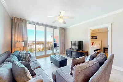 Image de Newly renovated, 1st-floor condo with seasonal beach service & beach views