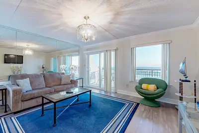 Image de Spacious, 3rd-floor beachfront condo with stunning views, pool, pickleball, & Ac