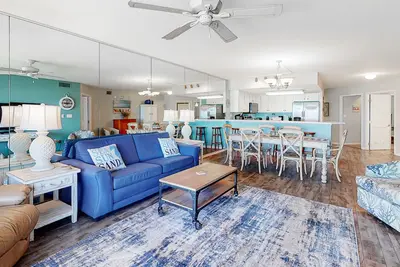 Image de Second floor oceanfront condo w/ ocean view, balcony, central Ac, & pool access