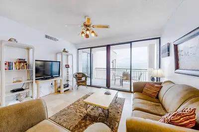 Image de Modern, 12th-floor, Gulf-front condo with pool & beach setup