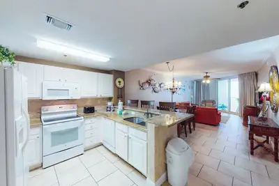 Image de Coastal condo steps to beach with pools, hot tub, gym & amazing views