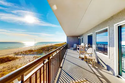 Image de Open & airy third-floor condo with great ocean views - close to dining