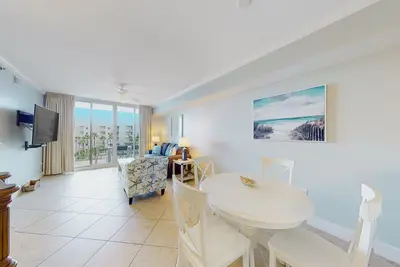 Image de Lovely Floral-Themed Condo On Okaloosa Island Steps To Beach Lazy River