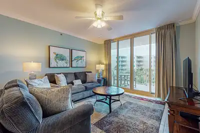 Image de 4th Floor Welcoming Condo On Okaloosa Island Steps To Beach Lazy River