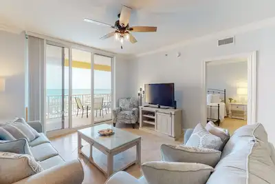 Image de 2nd Floor Condo Gulf Front, Nearby Shopping & Dining