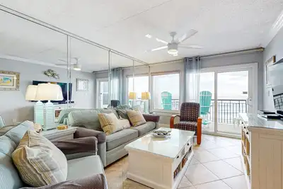 Image de Beachfront condo with beach setup- close to everything