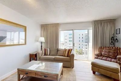 Image de Fifth floor beachfront condo with pool access, washer/dryer, and ocean view