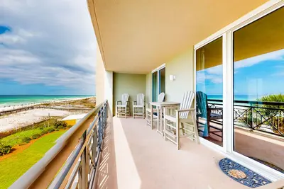 Image de 3rd-floor gulf front condo with WiFi, splash pad, & beach equipment rental