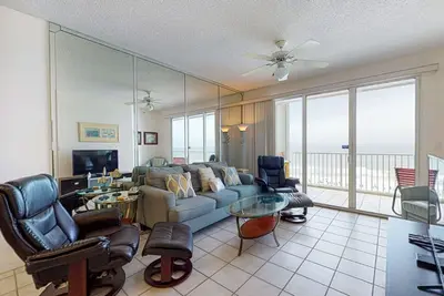 Image de Colorful waterfront condo, short drive to dining