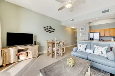 Image de Stunning top-floor condo with balcony, pool, & beach access - great location