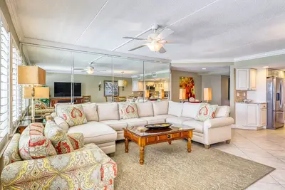 Image de 6th-floor, updated condo with beach service - near dining
