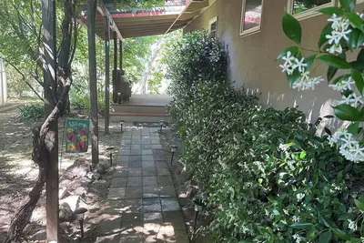 Image de Riverfront Home near Sequoia National Park with electric car charger.