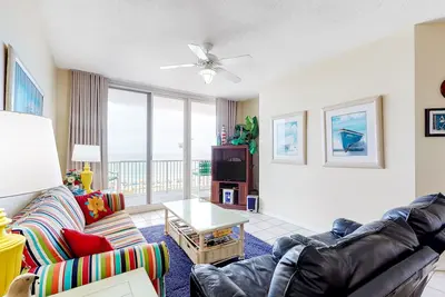 Image de Spacious condo with Gulf-front balcony, hot tub & pool - on the beach
