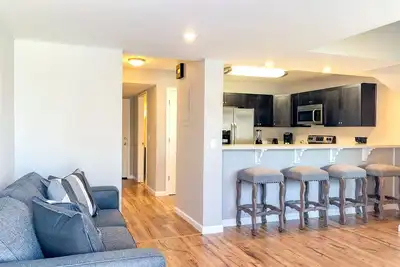 Image de 5218 Beach Dr B | 2 Bed, 2 Bath