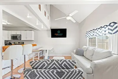 Image de 5218 Beach Dr C | 2 Bed, 2 Bath