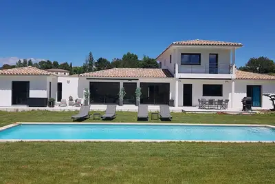Image de Grande villa contemporaine avec piscine chauffée à 10 min d'Aix en Provence
