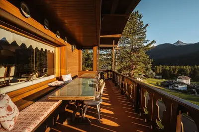 Image de Luxurious apartment with large balcony and beautiful mountain view