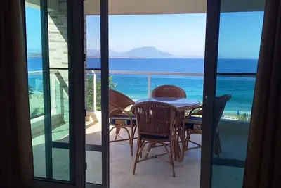 Image de Top-floor 2bd sea-views condo, guest-friendly, steps from sandy beach and clubs