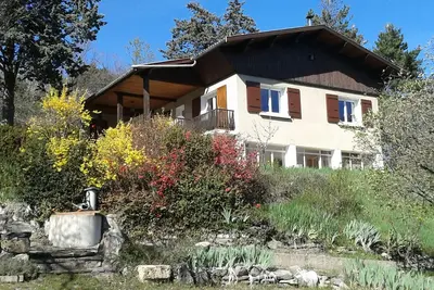 Image de Appartement en Rdc de Villa avec terrasse & jardin ensoleillés, vue montagne