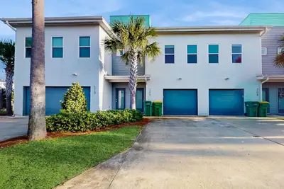 Image de Gorgeous, sound-side home with pool & beach access