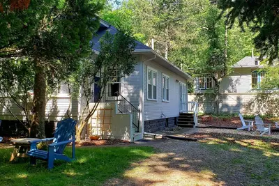 Image de Five minute walk to the beach! 3 bedroom, 1 bath cottage.