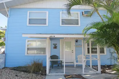 Image de Close to beach, trolley, shops and restaurants!