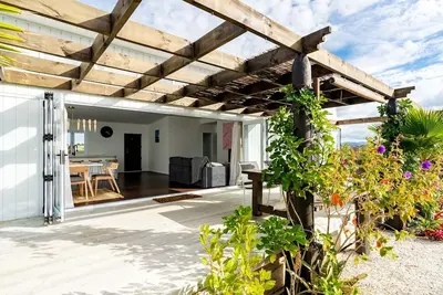 Image de Sea Anchorage - This modern, well-designed beach house will cater to all your needs for a relaxing holiday in the beautiful Mangawhai area. Enjoy the great entertaining spaces after a day at the beach or enjoying one of the many activities there are