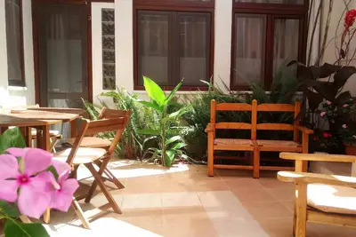 Image de Small studio apartment with kitchenette and pvt bathroom. Mistral 2