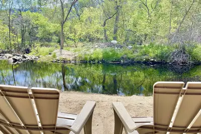 Image de Newer riverfront home - private beach and spa minutes from Sequoia Np!