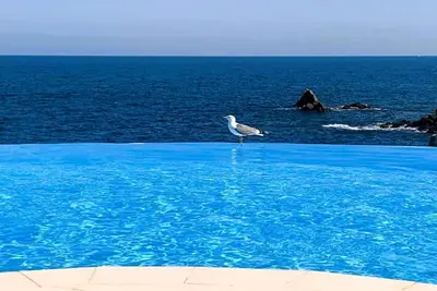 Image de Résidence en front de mer avec piscine chauffée à débordement