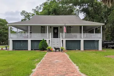 Image de Historic \"Cannon Ball\" House Close to Cumberland ferry and historic down town.