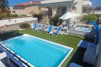 Image de Landing Suite d'Anzio-maison dans villa avec jardin-piscine-salle de sport