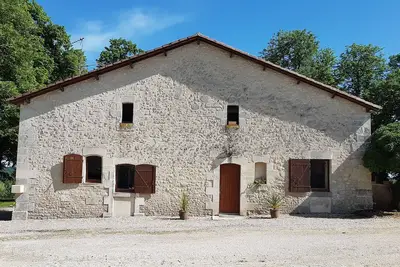 Image de Jolie maison en pierre avec piscine dans magnifique domaine agricole