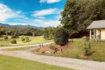 Image de Peaceful mountain views, just a short distance to major Wnc attractions.