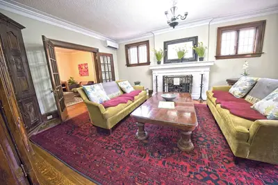 Image de High Park in 1 Bed/1Bath on the main floor of a historic house in High Park.