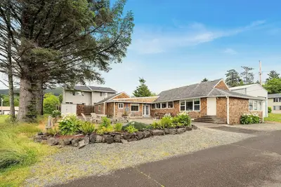 Image de Charming, lg beach home 5 blocks to sand/town, Hot Tub, firepit, Tv. Dog ok.