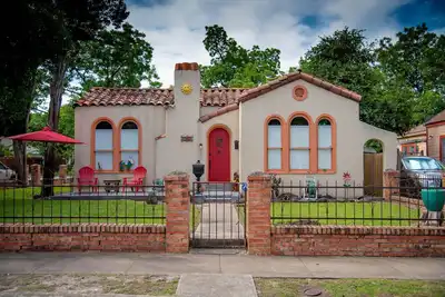 Image de Historic 1927 Spanish Casita Minutes from our famous Dt destinations.